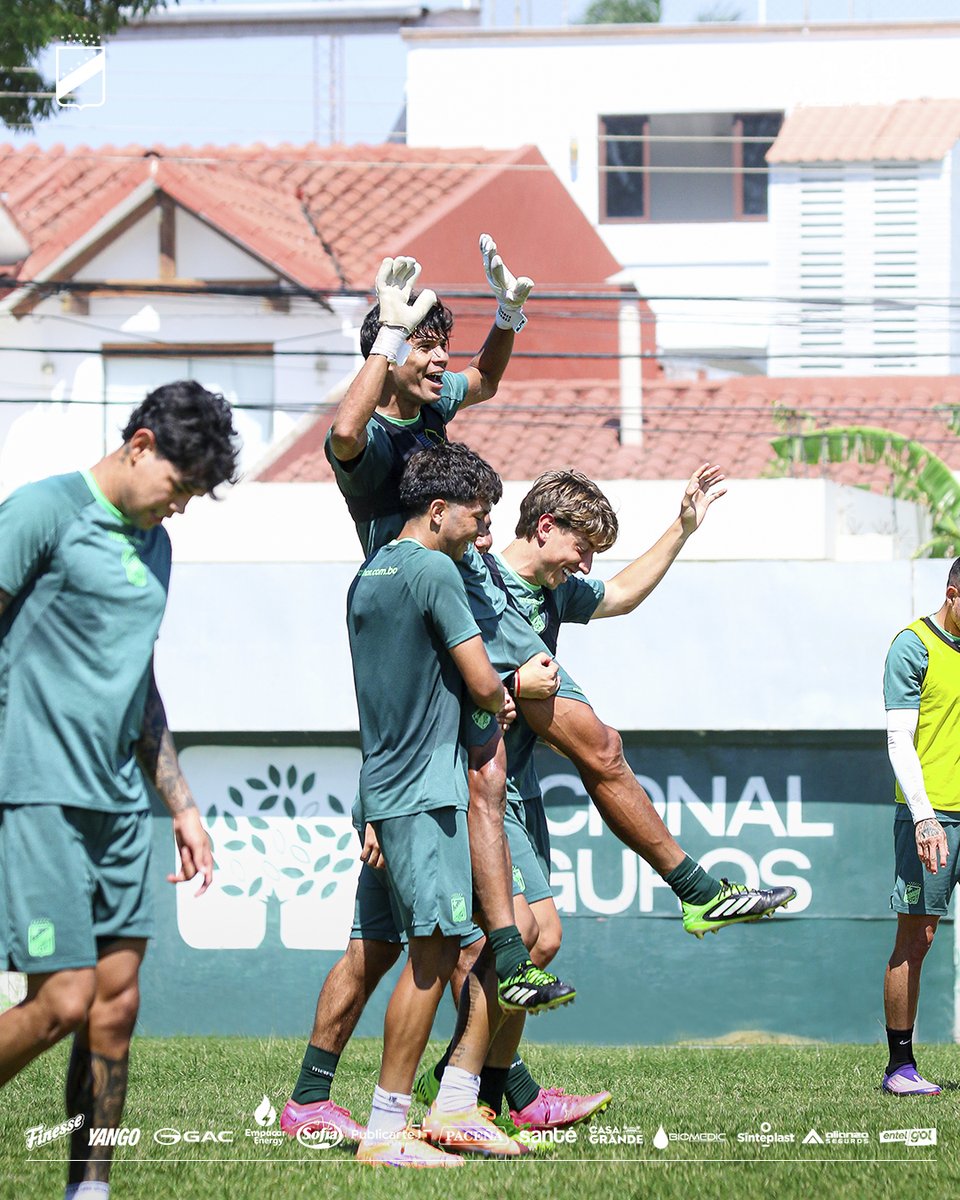 cdopetrolero's tweet photo. ¡BUEN AMBIENTE EN EL GRUPO! 💚

Todo listo y con la mejor energía en la previa de nuestro partido de mañana. 🏟️⚽

Y vos, ¿ya estás listo para alentar al Albiverde? 💚🤍

🎟️ Comprá tu entrada aquí: https://t.co/Fu6LJfPrga 

#VamosOriente https://t.co/u9P1LdFvvO