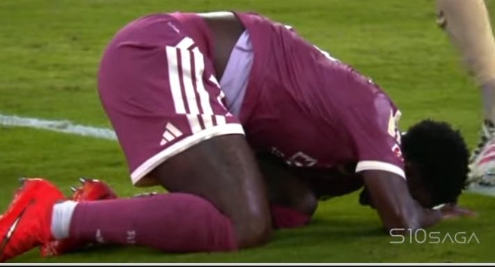 FKuuire's tweet photo. Ladies and gentlemen am now a Muslim and am performing my last prayer of the day 🤣🤣🤣🤣🤣 mallam Zakary 🤣🤣🙄🙄 https://t.co/sVpJ9v9nQ9