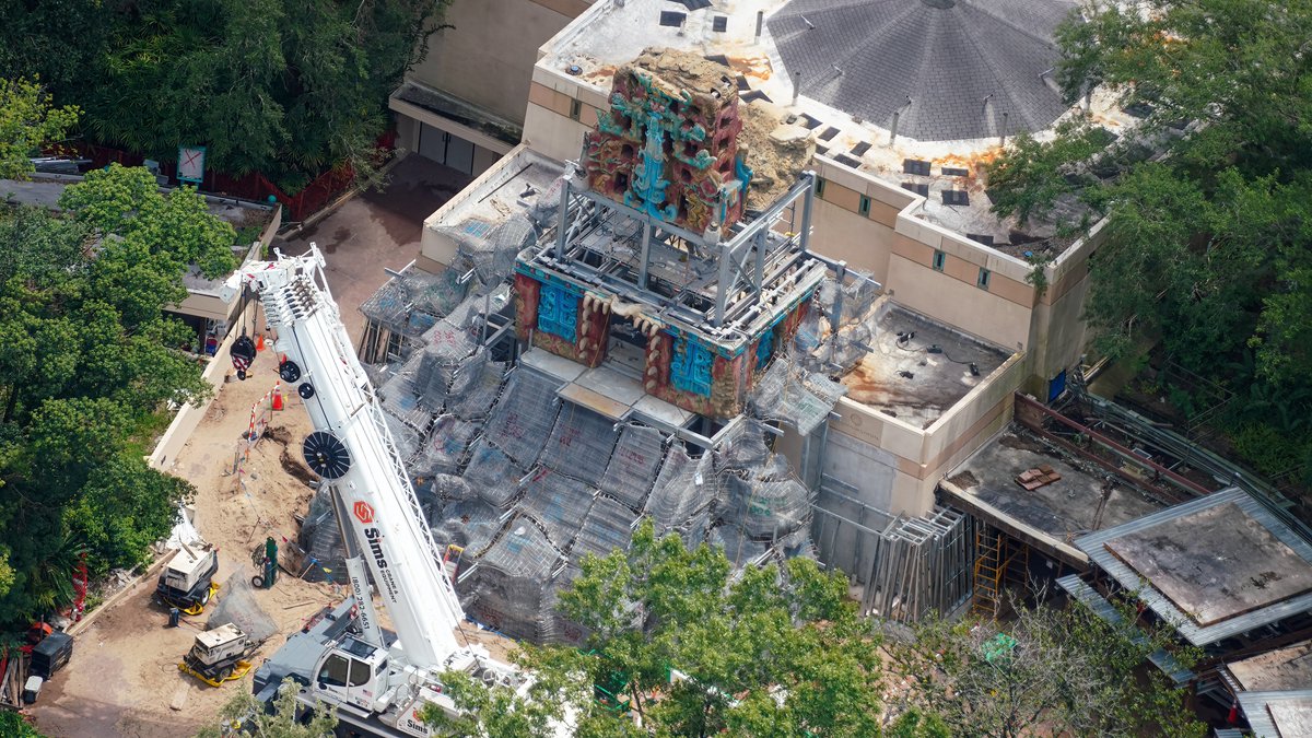 bioreconstruct's tweet photo. Aerial photo of temple construction at Indiana Jones and the Myth of the Jade Serpent.
The colorful sections were sculpted and painted over several months at the Imagineering offices in backstage Animal Kingdom. Crane recently placed these sections above rockwork forms. https://t.co/oo8UMOJh1G