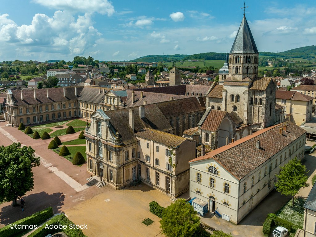 ExploreFranceJP's tweet photo. 🇫🇷中世ヨーロッパに大きな影響を与えた、クリュニー修道院⛪✨

ブルゴーニュで910年に創建され、やがて各地に広がるクリュニー修道会の中心地として発展しました。

11世紀末から建設された大修道院教会は壮大な規模を誇り、16世紀にローマの新しいサン・ピエトロ大聖堂が建設されるまで、西方キリスト教世界最大の教会でした。

現在はその一部が残るのみ。
遺構を歩きながら、かつてここに広がっていた壮大な風景を想像してみませんか？🌿🇫🇷

#ExploreFrance