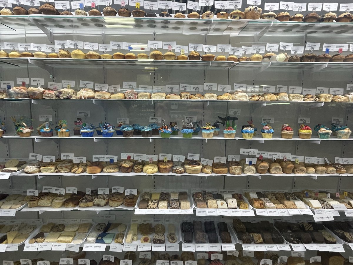 _eufie's tweet photo. I was at the fair recently and look at all the bread and cupcakes https://t.co/1PhKI206fL