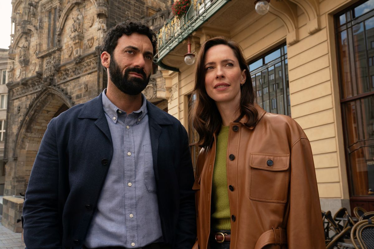 movieweb's tweet photo. Morgan Spector is the new Robert Langdon. 

Netflix just dropped the first look at The Secret of Secrets, its Dan Brown TV series — and Tom Hanks is officially out. 

Rebecca Hall co-stars as Katherine Solomon. https://t.co/SMbLXCEuQZ