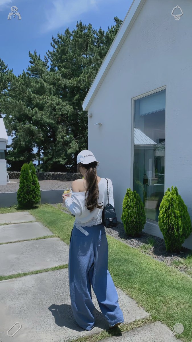 Lewdz_owl's tweet photo. Storing away summer attire — the garments are tucked aside. Casual remarks from strangers hold no power to define your true value. The path of your personal evolution is yours alone; tread forward with calm certainty, unshaken by needless criticism that does not concern you. https://t.co/Ngf8sZYtCy