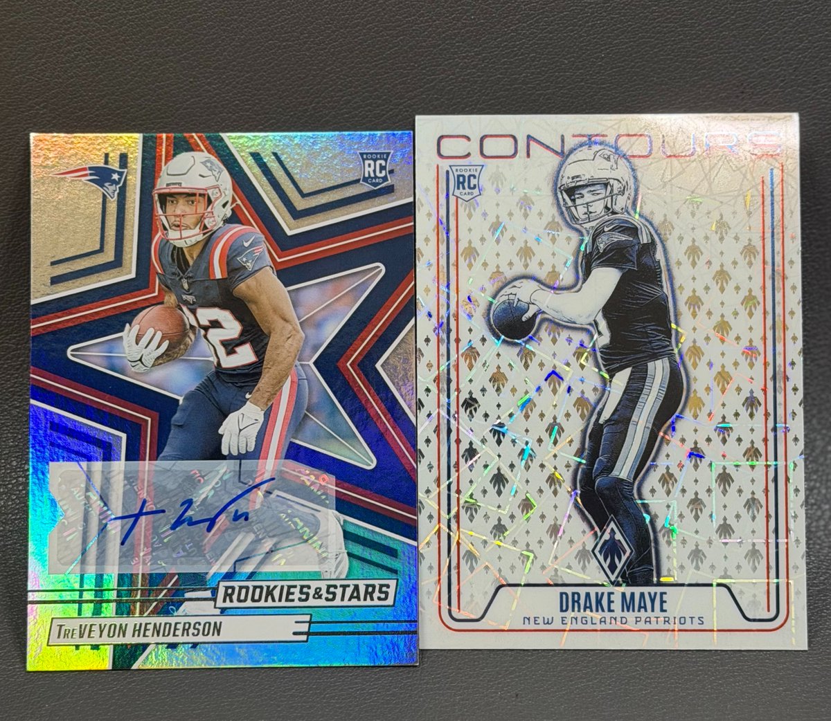 FoxFellasPod's tweet photo. 🚨 GIVEAWAY - We’re picking TWO winners! 🚨

Winner 1:
🏈 TreVeyon Henderson 2025 Panini Rookies & Stars autographed rookie card
🏈 Drake Maye 2024 Panini Phoenix “Contours” card

Winner 2:
🏈 Drake Maye 2024 Panini Score rookie card
🏈 Foxborough Fellas T-shirt

To enter:
• Follow @FoxFellasPod
• Like + RT
• BONUS ENTRY: Join tonight’s live stream and drop a comment in the chat!

Winners announced LIVE Monday during our Patriots-Seahawks preview episode.
