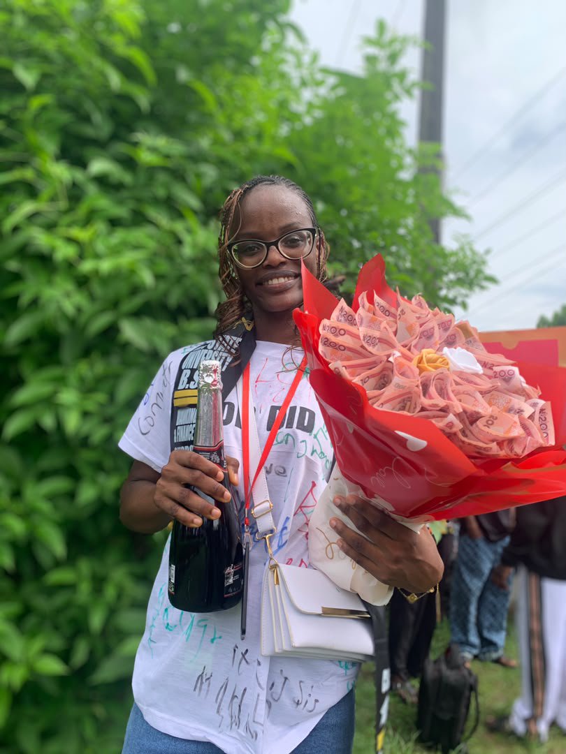 Peace_447's tweet photo. I'm grateful to my parents for their support throughout the course of this journey 😇

I pray God blesses me to bless them abundantly.

Mum &amp; Dad First Graduate 😎🥳 
GOD DID🙌🙌 https://t.co/caidifpOfw