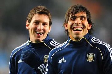 Info_Xeneize0k's tweet photo. 🚨Leo Messi y Cristiano Ronaldo serán invitados a la despedida de Carlos Alberto Tévez  📌Será en Diciembre en La Bombonera . https://t.co/ZZFVFoSGIi