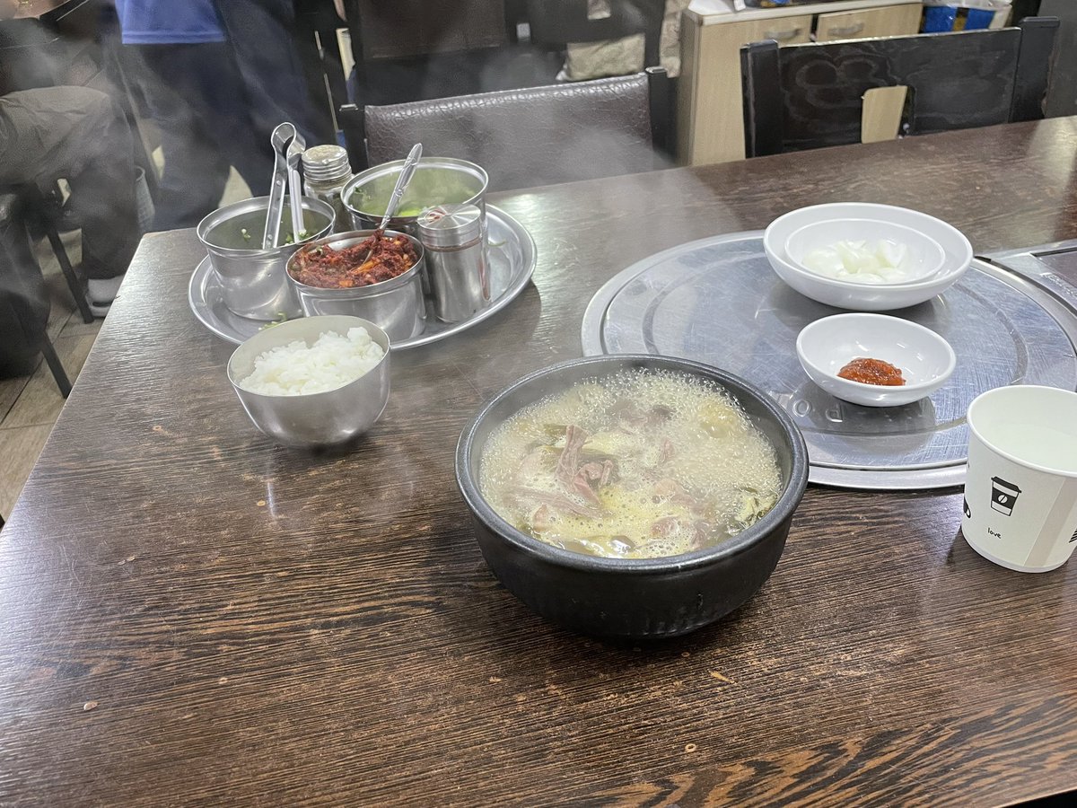 isobemasaki's tweet photo. ソウルは景色福宮が1周3kmで走りやすかった🏃‍➡️
ラン後は健診で重度の貧血という結果だったので、牛テールとレバーのスープで鉄分補給🩸(笑) https://t.co/gvNxgCAqc1