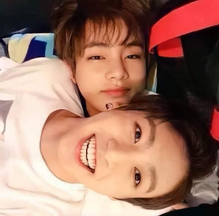 reegriggss's tweet photo. #taekookau Onde Jungkook esconde embaixo de músculos e presentes caros, uma paixão pelo seu melhor amigo de adolescência.

Onde Taehyung não imagina que alguém tão próximo é apaixonado por ele. https://t.co/6mTplYBhvz