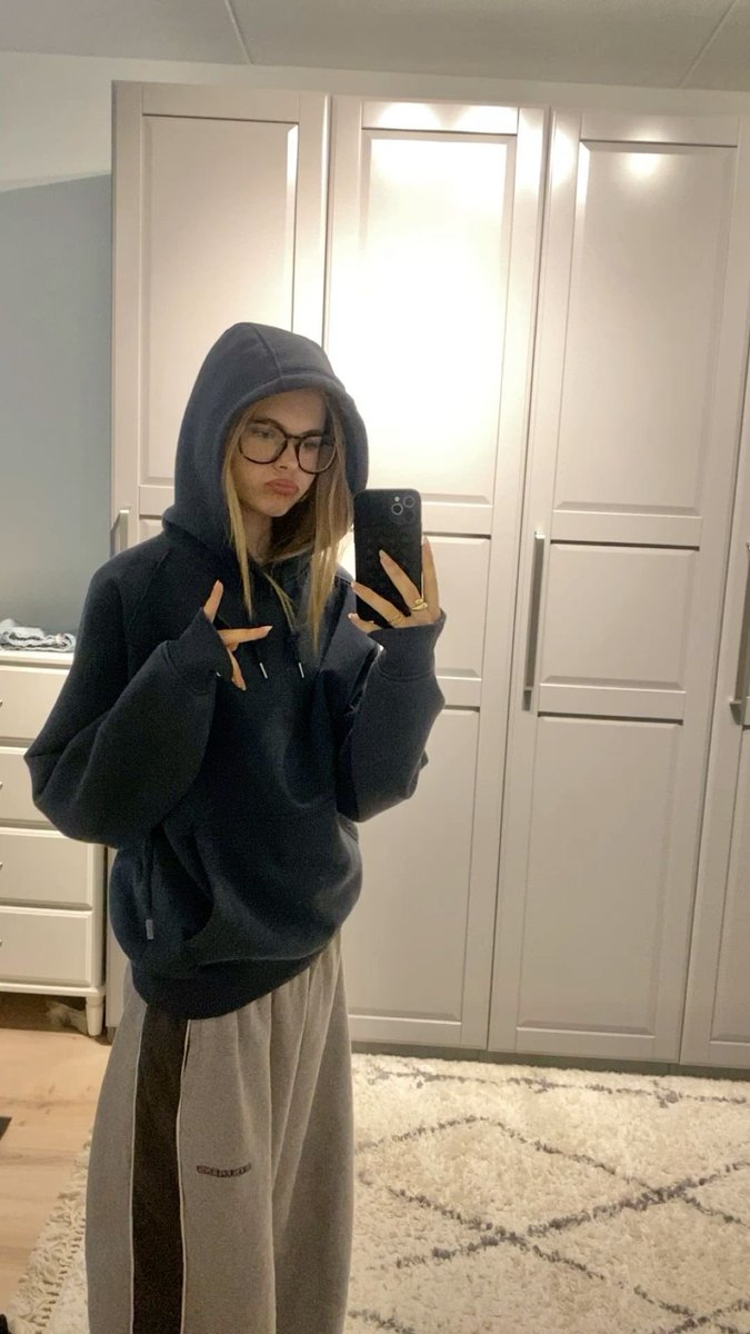 viveespo's tweet photo. something about skinny girls in idc outfits https://t.co/LvhAdn5TYU