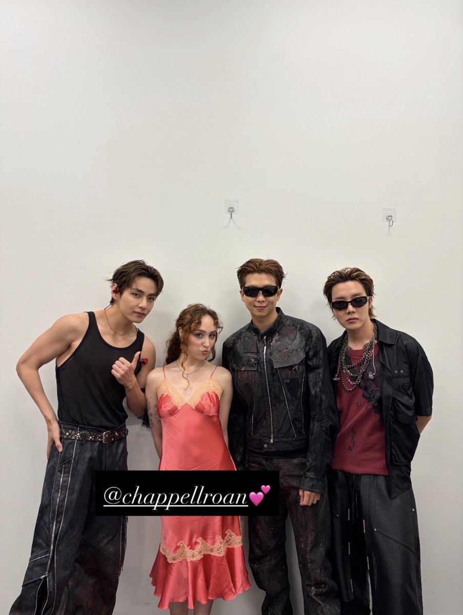 chappellroanbr's tweet photo. Nova foto de Chappell Roan com membros do BTS publicada por Namjoon/RM no Instagram! 🩷 https://t.co/PUn6IkNv48