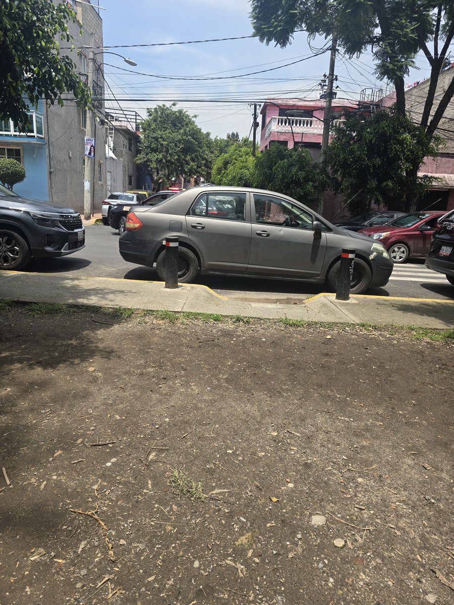 kyly2812's tweet photo. @OVIALCDMX @LaSEMOVI @SSC_CDMX @UCS_GCDMX No se vale que estacionen auto en Av. Tecamachalco casi esquina con calle 9 Reforma Social  Alcaldía Miguel Hidalgo C. P. 11650 cdmx seguimos sin apoyo de transito https://t.co/J2hzlZB9PS