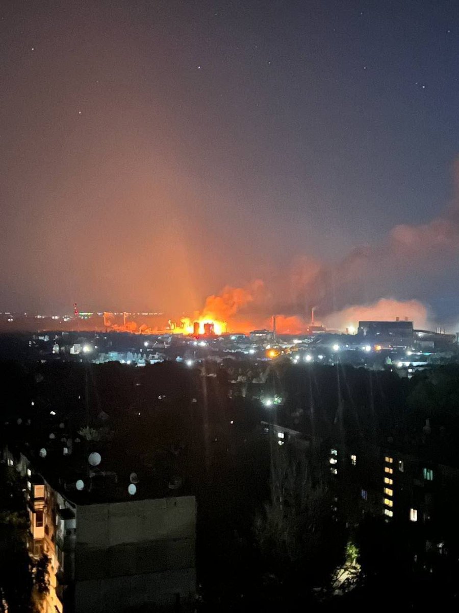 SU_57R's tweet photo. #BREAKING 🇷🇺🇺🇦 About 30 minutes ago Russia launched half a dozen ballistic missiles into Ukraines Dnepropetrovsk region striking the city of Kamianske. 

A large fire can be seen at an industrial site along the outskirts of the city. https://t.co/8kvTrajRHK