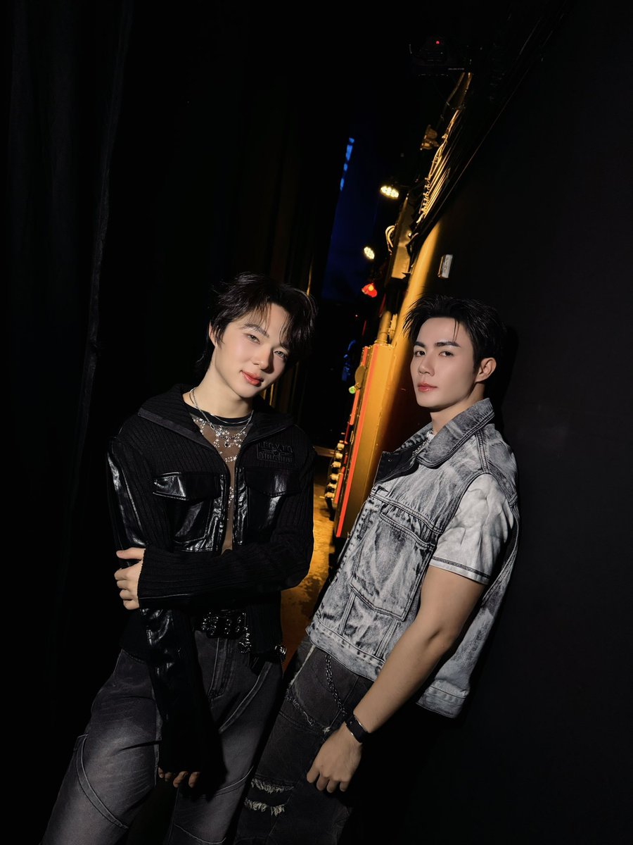 AfternoonZeeNew's tweet photo. ซีนุนิวพร้อมแล้วว~ วันนี้มาแบบดูโอ้ดูใจ 😏

ZEENUNEW IN LAS VEGAS
#ZeeNuNewinLV

@zee_pruk @CwrNew
꒰ #ZeeNuNew #ซนซน ꒱ https://t.co/aDNullITAG