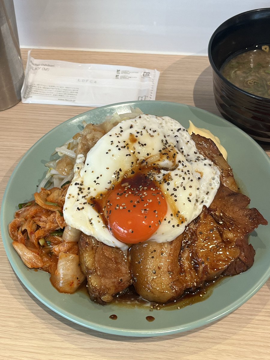 kamatamasmile's tweet photo. 今日の朝ご飯はRAMEN.R様

Rの朝定食〜チャーシューエッグ〜
目薬スペシャル
からしマヨ
アイスコーヒー
パスで豚マシ

本日休日出勤
今月の土曜案件は
どこもストレス案件なので
先にやけ食いしておくw
ちなみに、、、
明日も来るかもしれない🙄

ごちそうさまでした🎶
#RAMENR
#RAMEN_R https://t.co/O63pEEqvq8