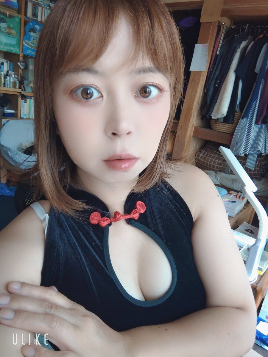 EmilandAbe's tweet photo. チャイナドレス着てみた。
しっかりしたチャイナドレスじゃないけど、好きかな。チャイナ系の服には昔から憧れある。
多分ストリートファイターの春麗の影響がデカい。
小学生か中学時代辺りで春麗見たらそりゃ憧れるわ！
後、基本的にフィジカル強い女は最高！大好き！ブラクラの女性陣も大好きよ！！ https://t.co/BxUSKlGHm1