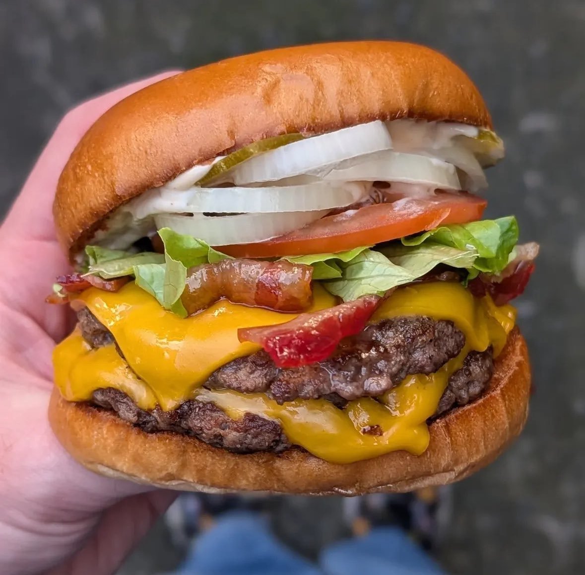 F0ODHub's tweet photo. Do raw onions belong on a burger? https://t.co/nKGZmcqGo2