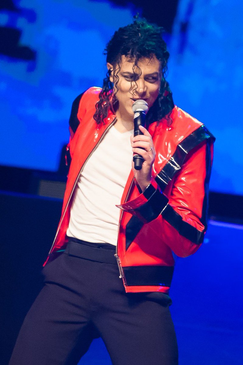 sebasmjjj's tweet photo. El estate de Michael Jackson le prohibió a todos los imitadores que usen la música de Michael en programas de televisión de Brasil. Rodrigo estaba en el escenario de un programa al que fue invitado para presentarse y descubrió ahí mismo la decisión del estate. 💔😞 https://t.co/5InAcgQB2H