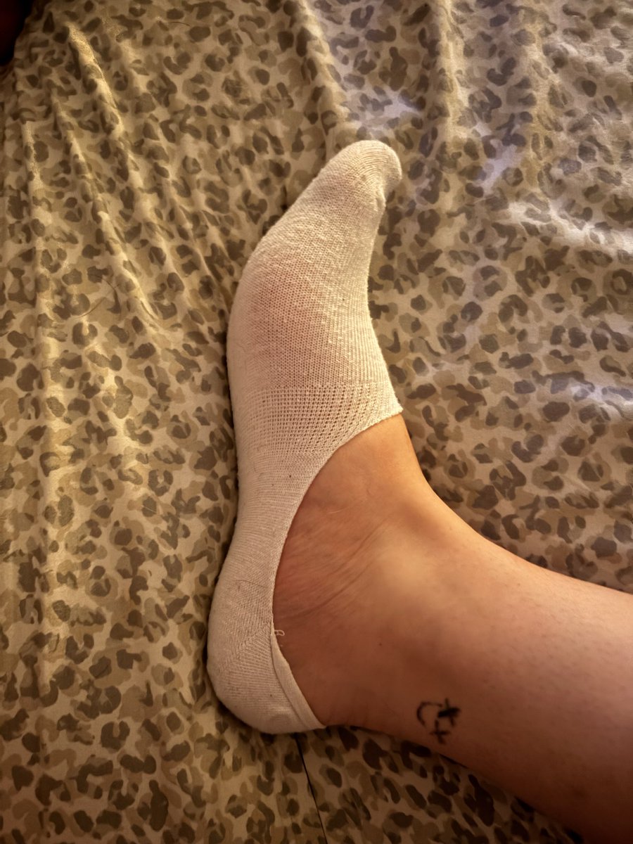 sugars0les's tweet photo. would you buy my socks?👀
#footfetısh #FeetCreator #FootAddict https://t.co/o6CSbJRYvA
