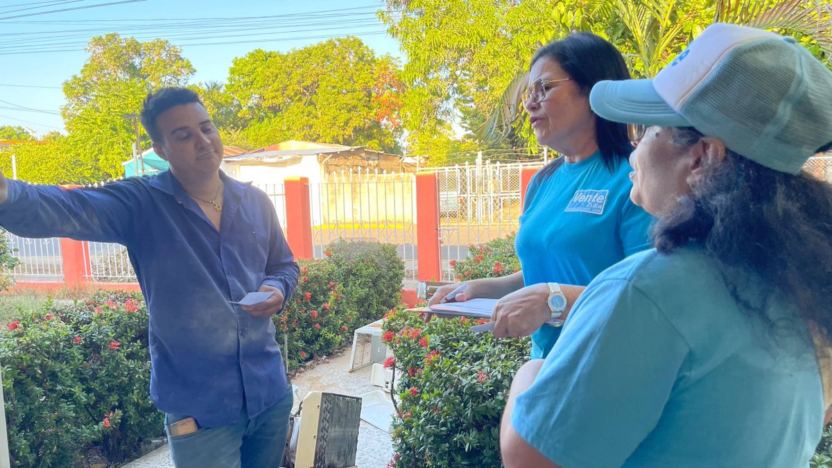 ventezuliav's tweet photo. #Zulia Nos deplegamos en el #CasaXCasa sector Ayacucho de la  parroquia Raúl Leoni 🏠

El trabajo libertario de #VenteMaracaibo nunca se detiene porque estamos listos  y somos mayoría!!!💪🏻

Seguimos avanzando en la ruta por unas elecciones libres con @MariaCorinaYA y @GRRuizVE https://t.co/69yD3rGnW0
