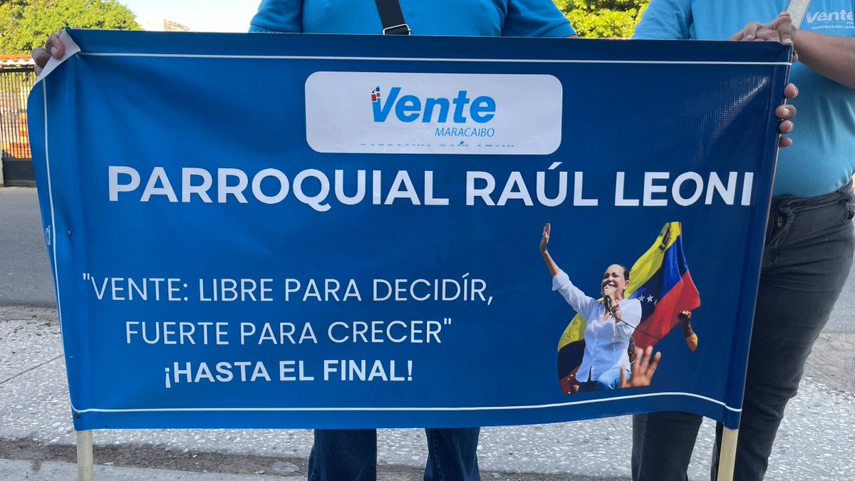 ventezuliav's tweet photo. #Zulia Nos deplegamos en el #CasaXCasa sector Ayacucho de la  parroquia Raúl Leoni 🏠

El trabajo libertario de #VenteMaracaibo nunca se detiene porque estamos listos  y somos mayoría!!!💪🏻

Seguimos avanzando en la ruta por unas elecciones libres con @MariaCorinaYA y @GRRuizVE https://t.co/69yD3rGnW0