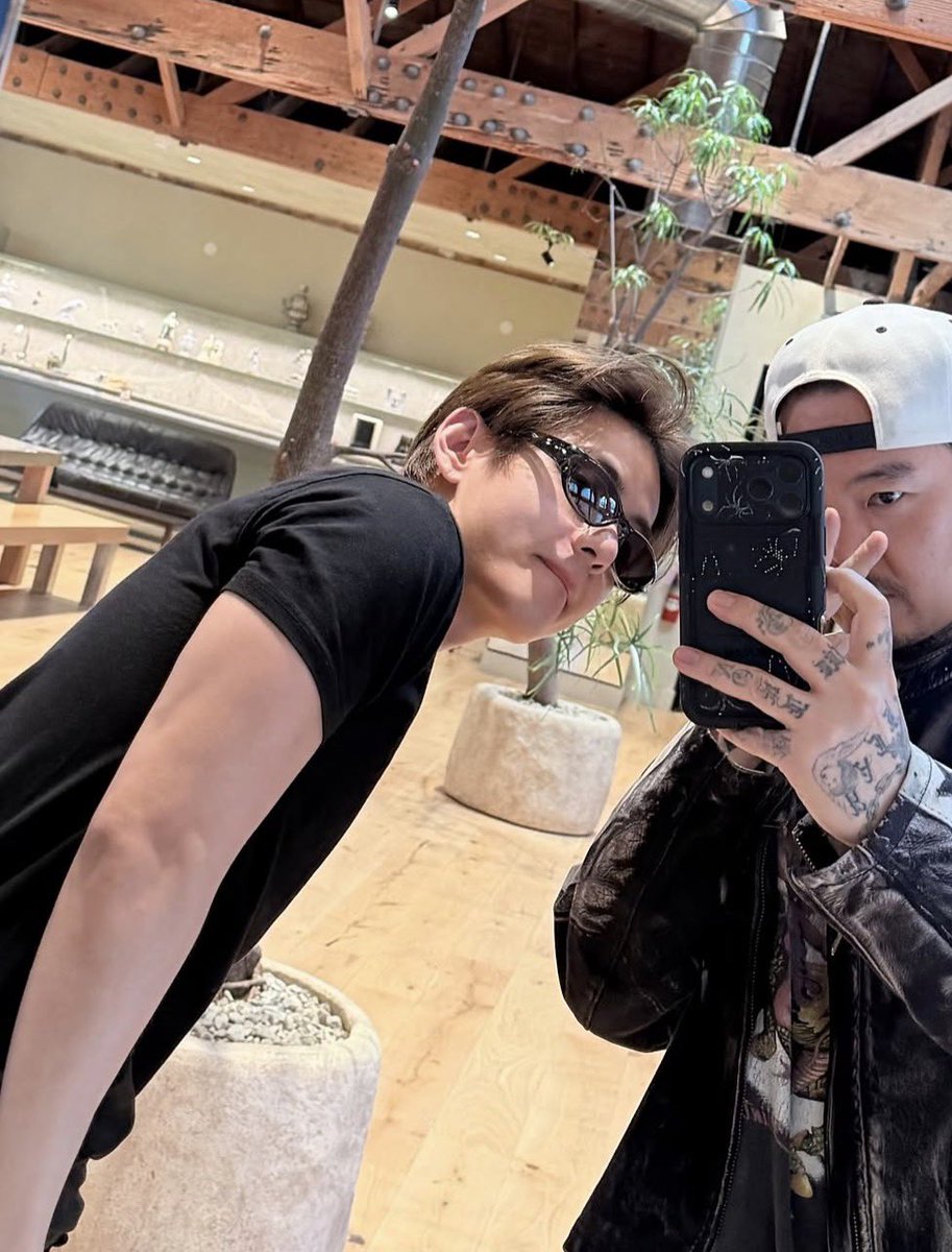 Taehyungimpact's tweet photo. OMG TAEHYUNG WITH DR. WOO, THE PROFESSIONAL TATTOO ARTIST https://t.co/e53SGzvQTv