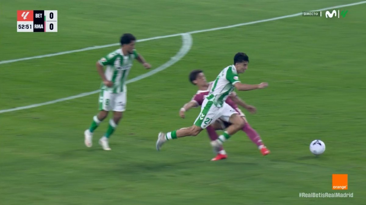 Barkadex's tweet photo. @musicoloko7 Si esto de Guler no fue amarilla (por cierto la segunda) por supuesto que NO es tarjeta tampoco para el portero del Betis https://t.co/aXjEq9Lqp4