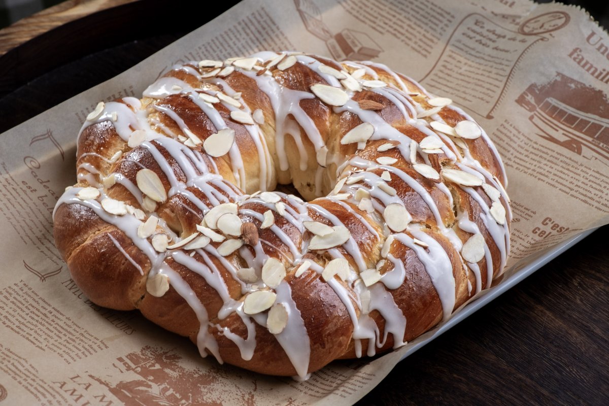 legoseed's tweet photo. felt the first chill of autumn approaching, so had to bake up this sweet bread ring with almonds and warming spices <3 https://t.co/Uv5BYxawa4