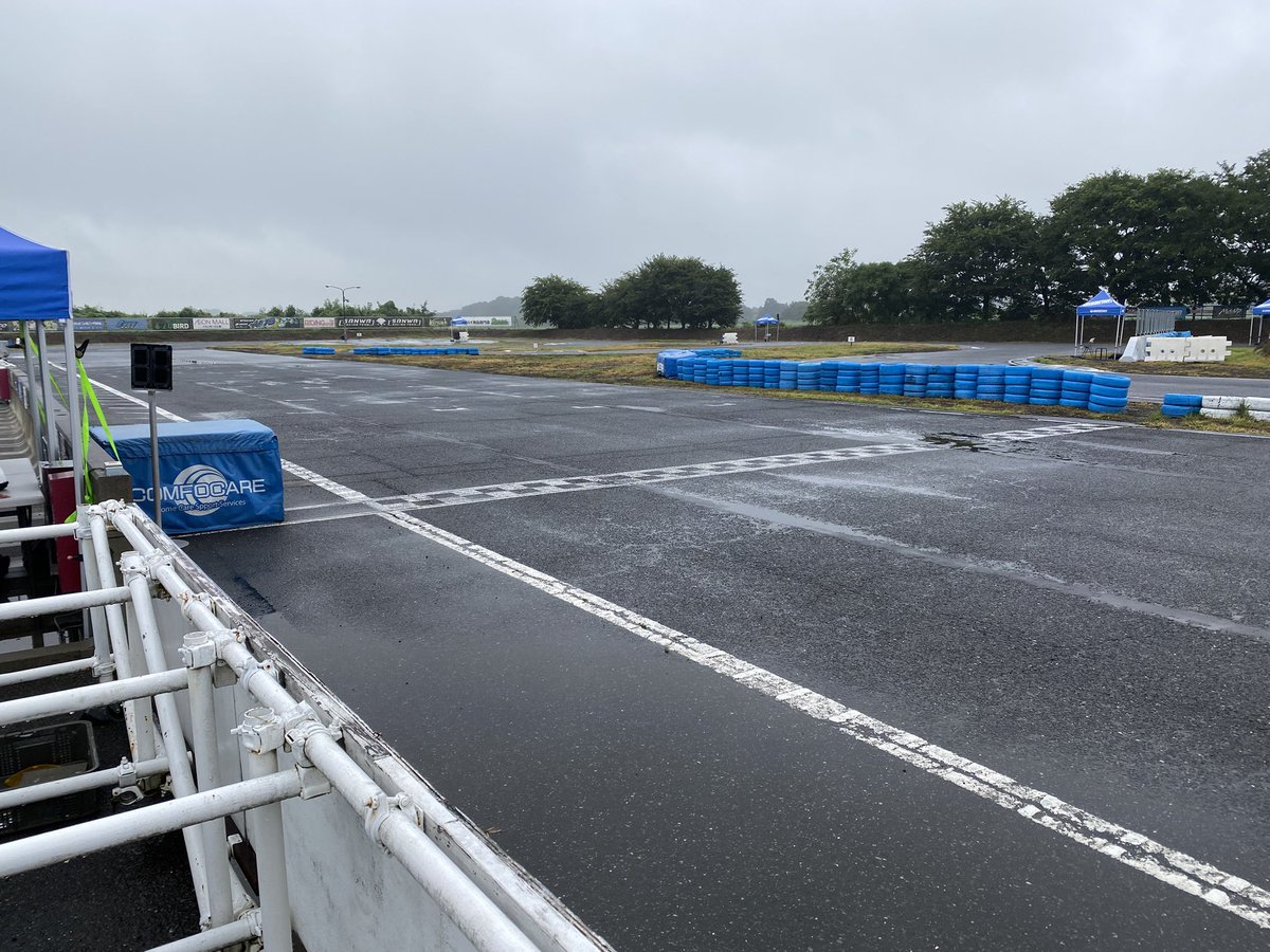 MiniGP_JP's tweet photo. FIM MotoMini Japan Series 第3戦 順延
MotoUP桶川スポーツランドにて開催❗️
現在の天気は雨です☔
これからレインタイヤでフリー走行開始されます。
#MotoMini #RoadToMotoGP #モトミニ #minigp #世界へ走れ https://t.co/Dw3sU8w9Dw