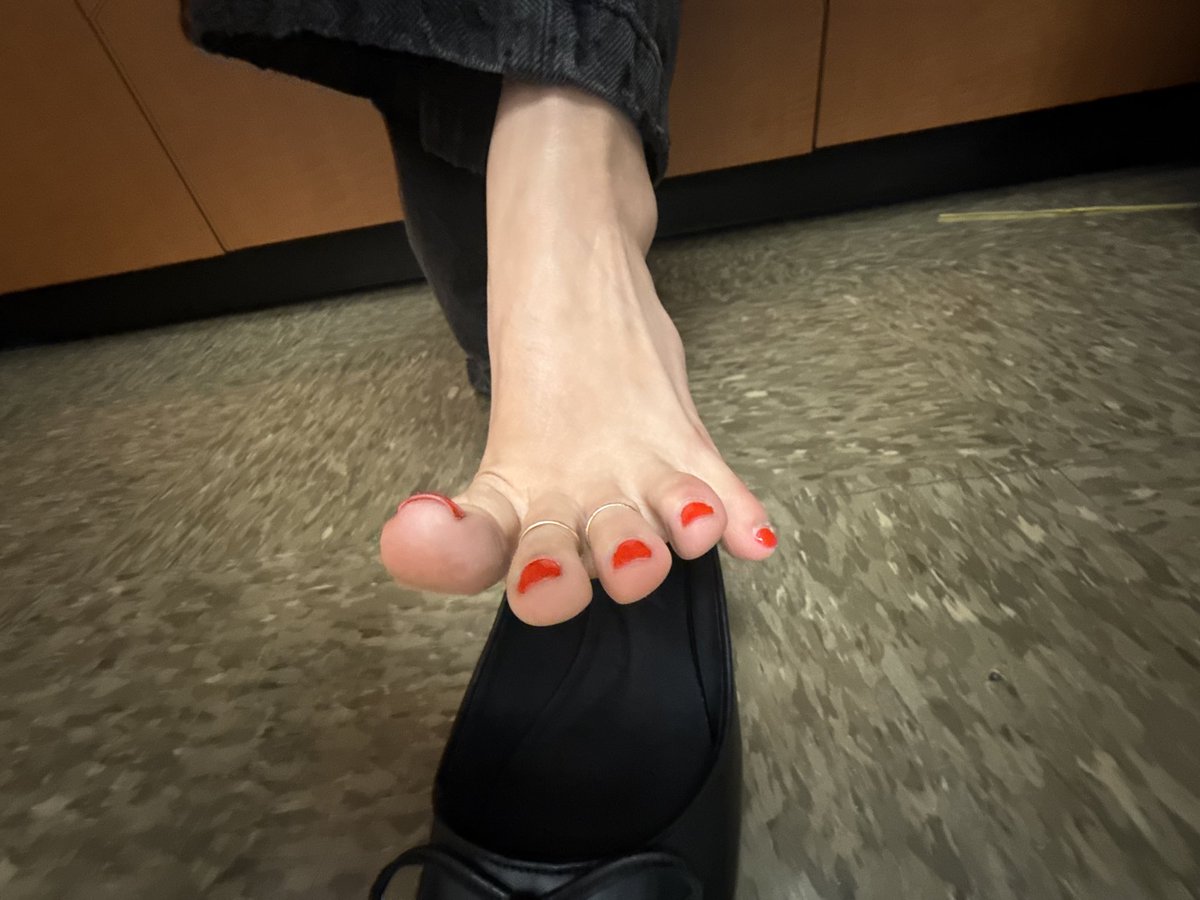 MissSize10Doll's tweet photo. These shoes were making my feet so sweaty. #feetfinder #feetworshi̇p https://t.co/LQoGPk00Oo