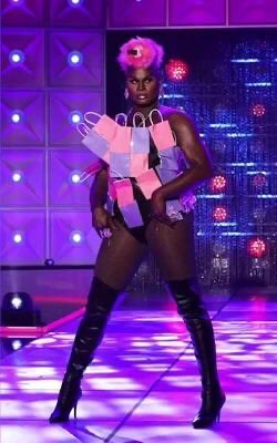 DolliaSoldOut's tweet photo. Lala having the worst ball look and worst make-over look of all time is so beautiful #DragRace https://t.co/2iNrdHX9xr