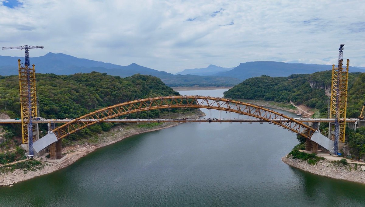 SICTmx's tweet photo. ¡Avanza el Puente Rizo de Oro!  🤩

El subsecretario de Infraestructura, Juan Carlos Fuentes Orrala, junto a la directora general Janette Cosmes y equipo del Centro @sict_chiapas, supervisó el progreso de esta obra estratégica que cruzará la presa La Angostura y permitirá ahorrar a los habitantes de la zona hasta una hora en sus tiempos de traslado. 🛣️