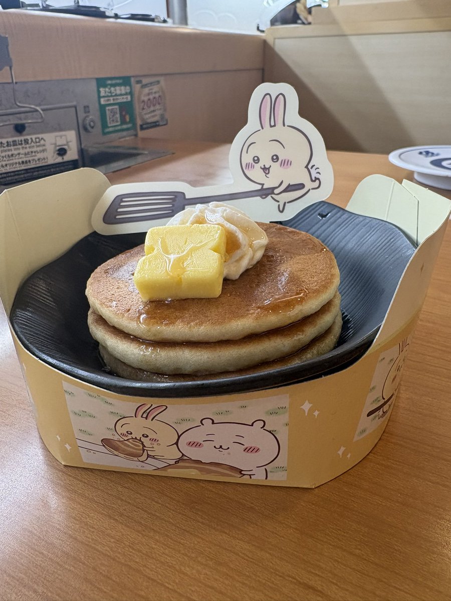 necomatayama's tweet photo. くら寿司のちいかわコラボ行ってきた。
2週間前からアプリで予約し、それでも1時間待ち。
お店の人もお客さんもお疲れ様です。
旦那まさかの出張だったけどギリ間に合った。1人で3000円超えは無理。
パンケーキは美味しかった。 https://t.co/IXt72K8kPW