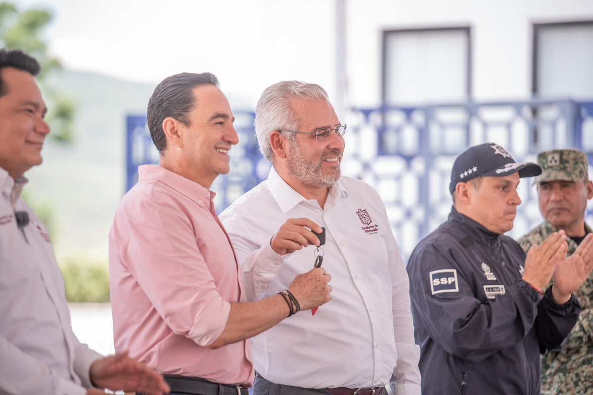 ARBedolla's tweet photo. Para fortalecer la seguridad en Zamora, hicimos entrega de tres patrullas Ford Police Interceptor de última generación a la Policía Municipal. Con este equipamiento especializado, la corporación reforzará sus labores de patrullaje para brindar un combate más eficiente contra el delito. #MichoacánEsMejor