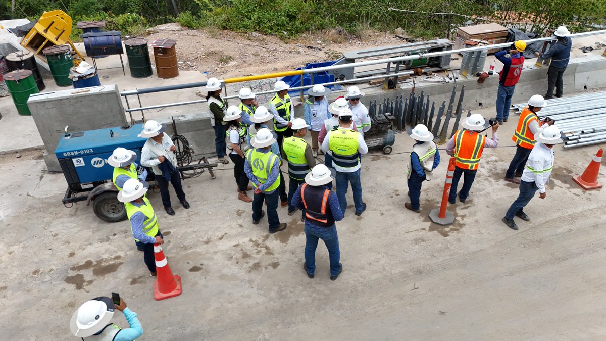 SICTmx's tweet photo. ¡Avanza el Puente Rizo de Oro!  🤩

El subsecretario de Infraestructura, Juan Carlos Fuentes Orrala, junto a la directora general Janette Cosmes y equipo del Centro @sict_chiapas, supervisó el progreso de esta obra estratégica que cruzará la presa La Angostura y permitirá ahorrar a los habitantes de la zona hasta una hora en sus tiempos de traslado. 🛣️