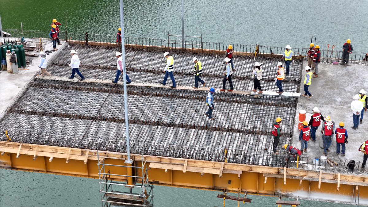 SICTmx's tweet photo. ¡Avanza el Puente Rizo de Oro!  🤩

El subsecretario de Infraestructura, Juan Carlos Fuentes Orrala, junto a la directora general Janette Cosmes y equipo del Centro @sict_chiapas, supervisó el progreso de esta obra estratégica que cruzará la presa La Angostura y permitirá ahorrar a los habitantes de la zona hasta una hora en sus tiempos de traslado. 🛣️