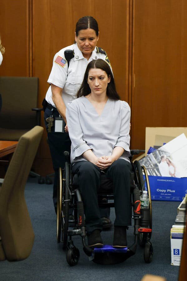 DesireeAmerica4's tweet photo. What has happened to our world when 11 out of 12 jurors push the Lindsay Clancy trial into a mistrial?

​Three innocent children are dead, and the system still couldn't deliver a verdict.

​Mark this day in history. It does not look good. https://t.co/zRUzL0Eq1C