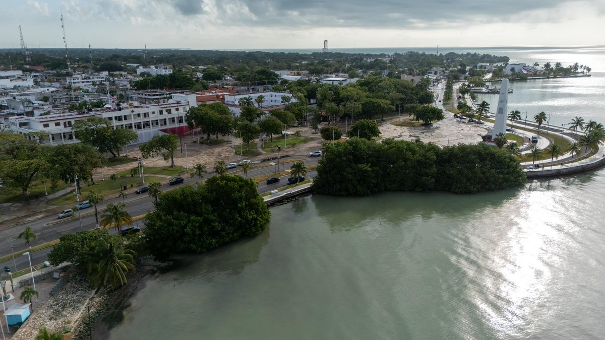 MaraLezama's tweet photo. ✈️ ¡Chetumal da un paso histórico! Ya contamos con Sección Aduanera en el Aeropuerto Internacional de Chetumal, lo que permitirá realizar operaciones de importación y exportación por vía aérea y fortalecer la conexión de nuestra capital con Centroamérica y el Caribe.

🌐 Este logro, resultado de las gestiones ante el Gobierno de México, nos permite conectar el aeropuerto con el Tren Maya, el Recinto Fiscalizado Estratégico, la Zona Libre y el Polo de Desarrollo Económico para el Bienestar.

🤝🏽 Con el apoyo de nuestra Presidenta Claudia Sheinbaum Pardo, #LogramosTransformar el sur de #QuintanaRoo, generando nuevas oportunidades para nuestra gente. Un agradecimiento especial a Héctor Alonso Romero Gutiérrez, titular de la Agencia Nacional de Aduanas de México, por su respaldo y disposición para hacer realidad esta gestión histórica para Chetumal.

#SíSePuede #4toInformeMaraLezama