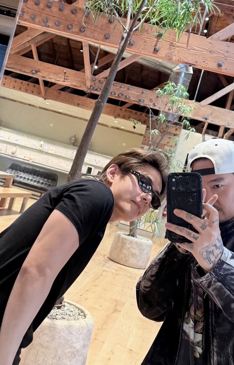 taeguide's tweet photo. TAEHYUNG WITH DR WOO THE TATTOO ARTIST WHO DID HIS LAST TATTOO OMG https://t.co/vS9RoF4oGw