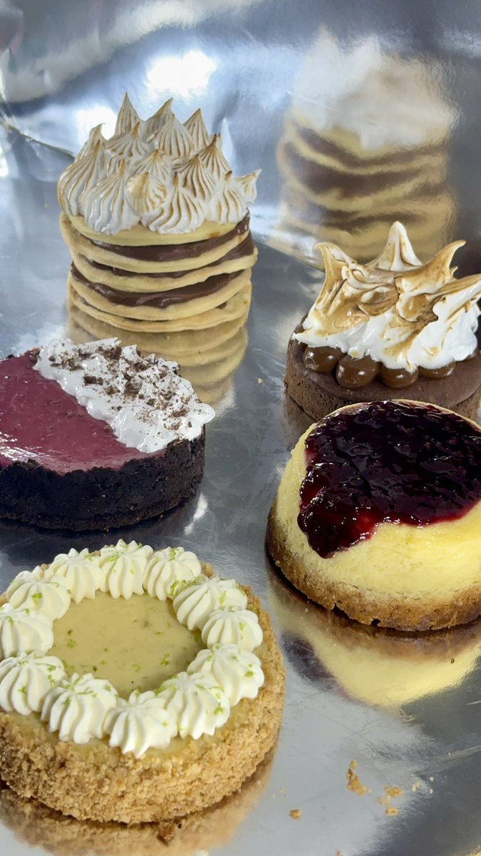 lacol0_'s tweet photo. Twitter es servicio: si estás con ganas de algo dulce o queres hacerle un regalito a algún amigui hace unas semanas empecé un emprendimiento de mini cakes. Pueden ir a seguirme en https://t.co/K2pLC8VxR2 🧡🧡🧡 https://t.co/YUxv3t79sF