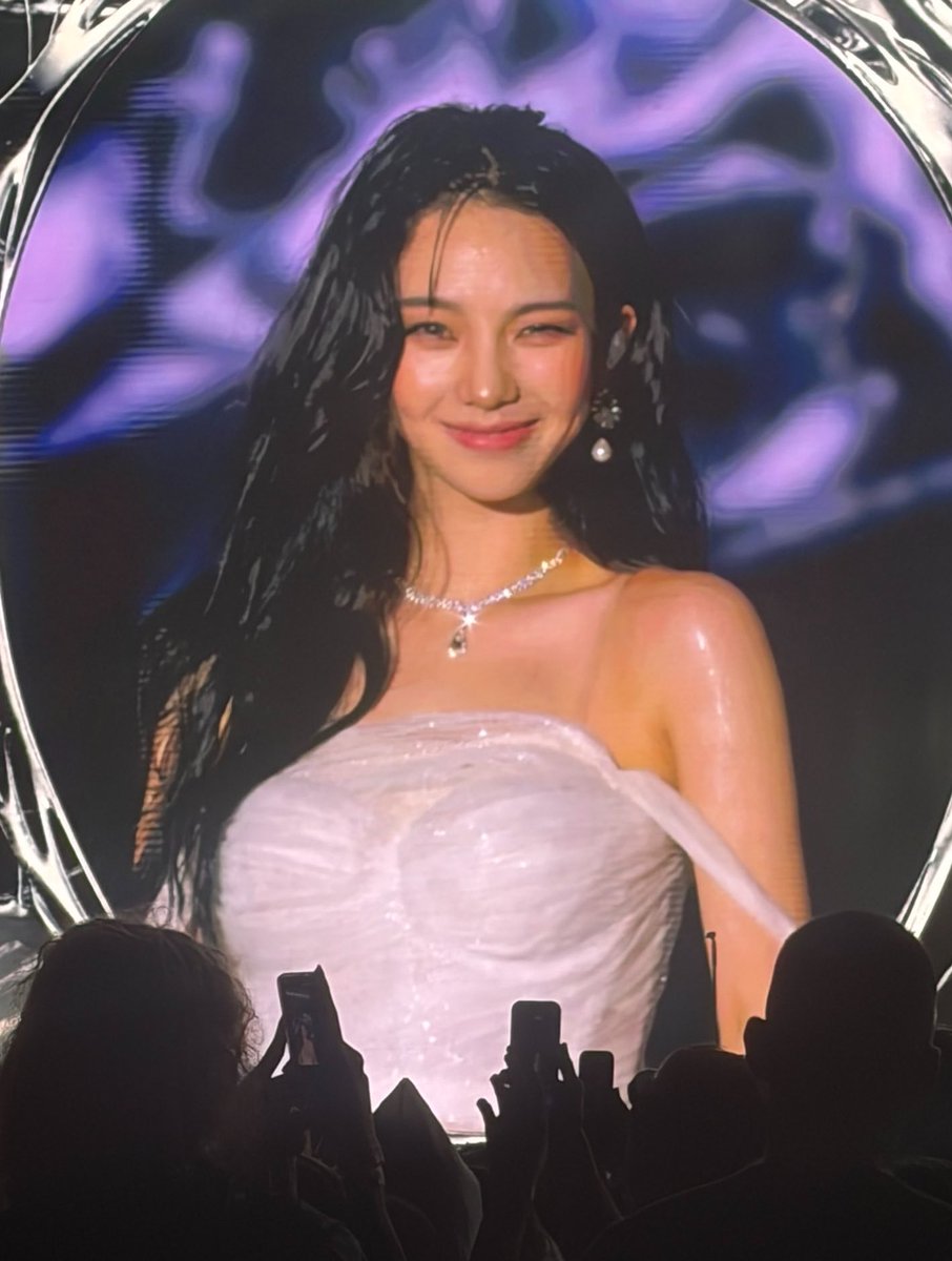 aespapic's tweet photo. imagine still looking this gorgeous drenched in rain https://t.co/1aqqvOrdrd