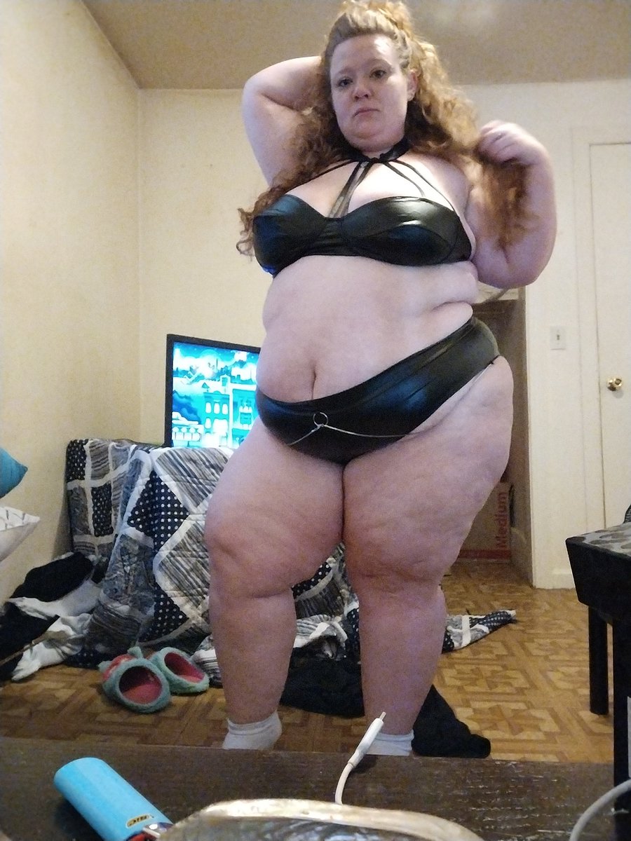 LaylaMoon420's tweet photo. Am I to fat? 
#fatty #ssbbw #bbw #redhead #pig #belly #followformore #seller https://t.co/55FRbgvXf1