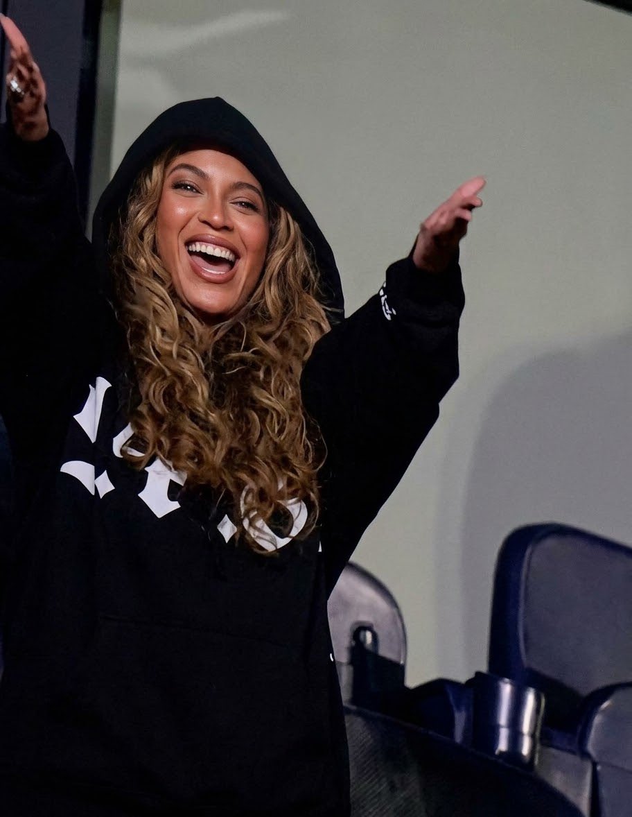 stillwater4u's tweet photo. 🚨🚨first photos of Beyoncé at the jayz show in London on her birthday! She is wearing the BDAY 20 hoodie merch ❤️🐝 https://t.co/AiMx6ISgbj