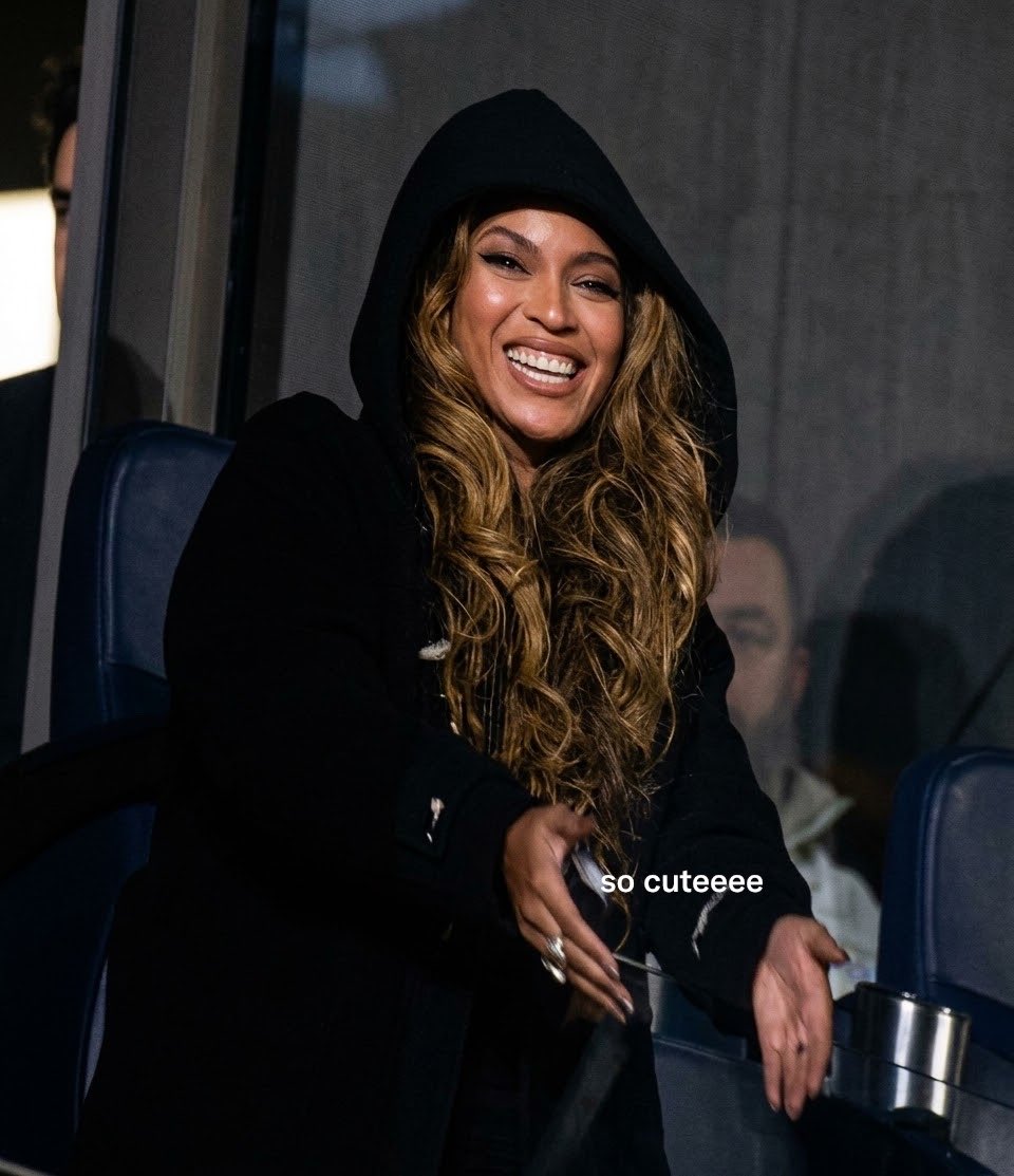 stillwater4u's tweet photo. 🚨🚨first photos of Beyoncé at the jayz show in London on her birthday! She is wearing the BDAY 20 hoodie merch ❤️🐝 https://t.co/AiMx6ISgbj