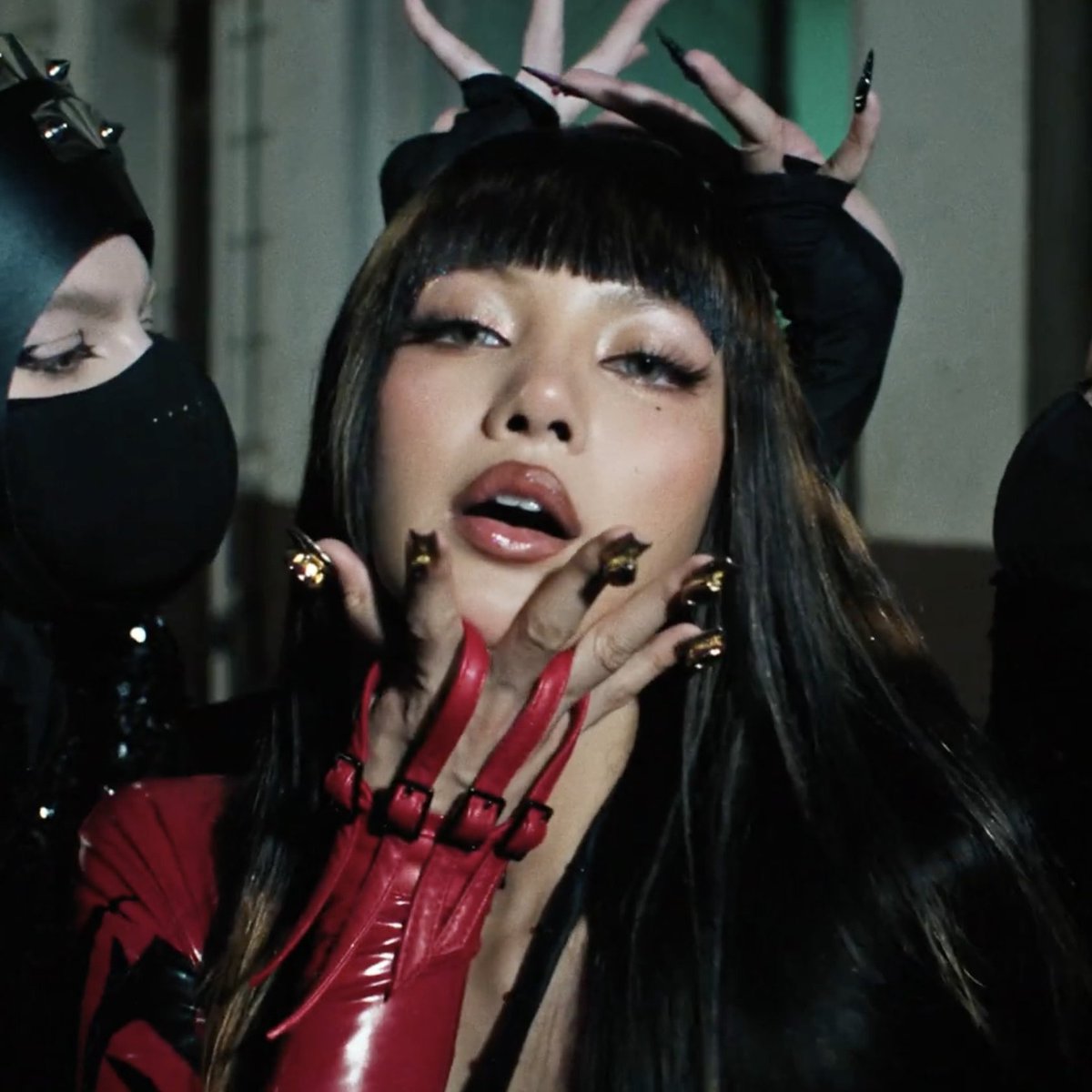 chartdata's tweet photo. #LISA becomes the first soloist in history to have multiple music videos surpass 70 million counter views in under 24 hours on YouTube ("SaWaDiKa" and "LALISA"). https://t.co/nq7jfnUGLM