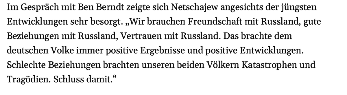 BrennpunktUA's tweet photo. Schon an den ersten veröffentlichten Zitaten des RU Botschafters in DE im Podcast mit @benungeskriptet  wird klar, der KGB geschulte Altmeister der Propaganda  hat den ahnungslosen und naiven Podcaster komplett über den Tisch gezogen: 

Netschajew spricht von "Wir brauchen Freundschaft mit Russland..." - Wer ist "Wir"? Hier spricht ein hochoffizieller Vertreter des Kremls und äussert sich, als würde er eine deutsche Position vertreten. Eine Sahra Wagenknecht, ein Tino Chrupalla können das tun, sie vertreten zumindest einen Teil ihrer Wählerschaft mit solchen Äusserungen. Ein RU Botschafter könnte hingegen nur sagen: "Wir brauchen Freundschaft mit Deutschland, gute Beziehungen mit Deutschland, Vertrauen mit Deutschland" - Das tut er aber nicht. Warum nicht? 

Wenn er das täte, käme beim Leser / Zuhörer sofort die Frage auf, warum unternimmt Russland dann nichts, um das zu erreichen? Das vermeidet er unter allen Umständen. Indem der Kreml Vertreter sich hier als Sprachrohr von Deutschen ausgibt, kann er Russland als Opfer darstellen und Deutschland die unfreundlichen Täter-Rolle zuweisen.  

Die manipulative Anwendung von Formulierung und Sprache ist Ausübung von Macht. Wenn das Gegenüber, und dem Fall auch der Zuhörer, keine Ahnung hat von solchen Methoden, ist er ein Opfer. Jeder, der sich auch nur ein bisschen mit Verhör- und Geheimdienstlichen Kommunikations-Taktiken auskennt, würde ihm solche Sätze sofort um die Ohren hauen um klar zu stellen, dass man das durchschaut, und für das weitere Gespräch einen Riegel vorschieben. 

Wenn Ihr Euch heute ab 10:00 Uhr den Podcast anhört, achtet nicht nur auf die faktischen Unwahrheiten die man widerlegen kann, sondern auch darauf was kommuniziert wird, wenn Netschajew in seinen Aussagen plötzlich die Perspektive wechselt. Immer dann wird es gefährlich, weil das kein Zufall ist, sondern psychologische Manipulationsmethodik der russischen Propaganda, die jeder hochrangige Kreml Vertreter aus dem FF beherrscht. - Das ist das kleine 1 mal 1 aus dem KGB Handbuch.
