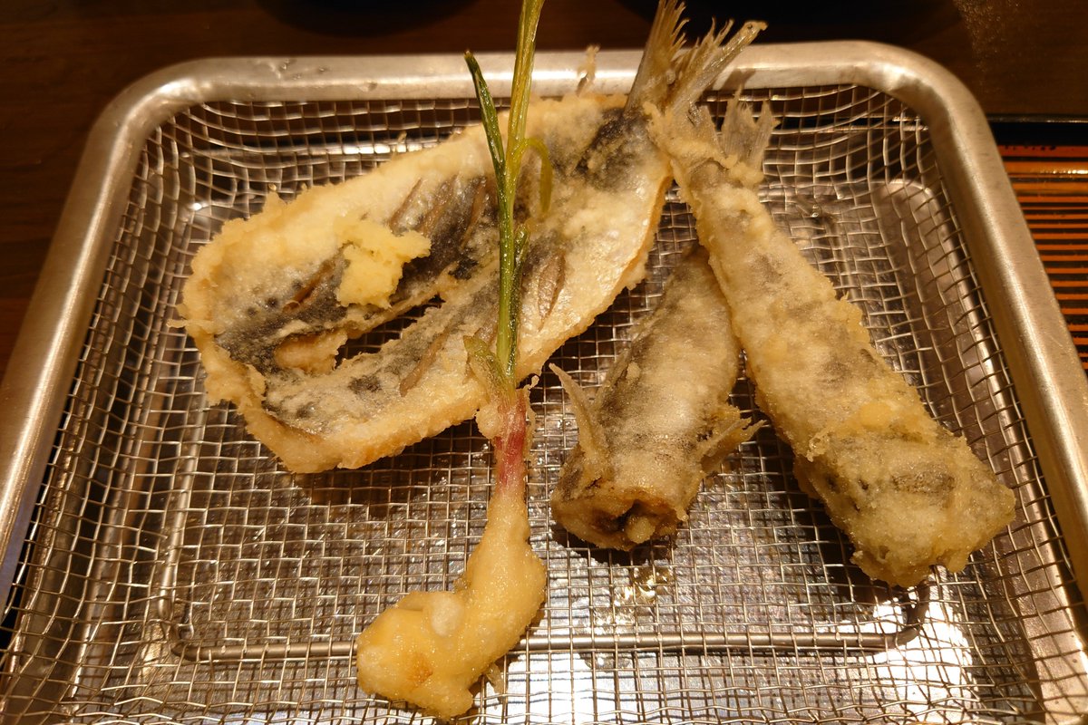 JUN791209's tweet photo. 豊洲市場の天房さんにて朝ごはん。
久々のシャケカマ、天ぷら（いわし、めひかり）、新サンマの甘酢漬などを注文😁脂ののったいわし天は、醤油をかけて生姜と共にいただくのがいいですね!めひかり天もジューシーで堪りません😂
これまたおひさのシャケカマはいつにも増して、脂ノリノリでした✨️ https://t.co/zv14eWqw6y
