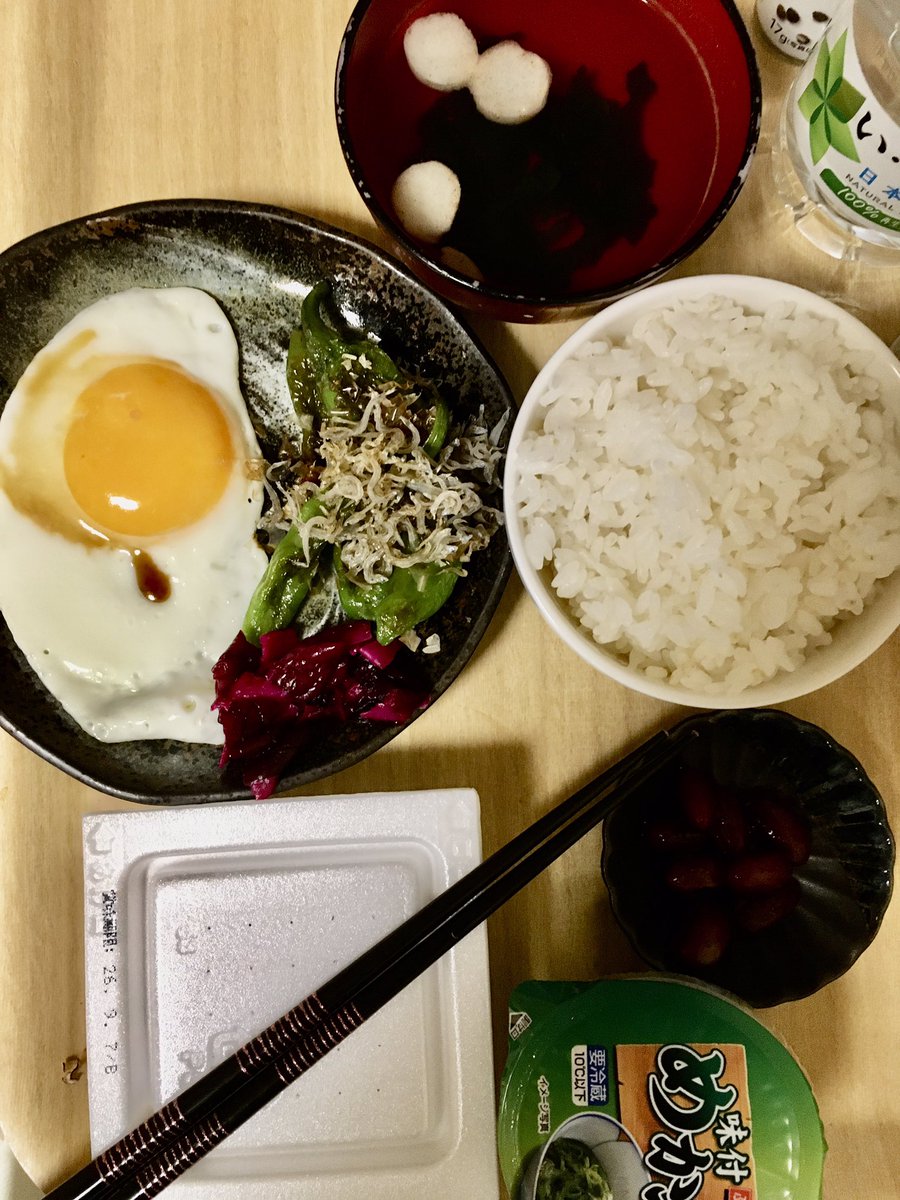 pirorin02's tweet photo. おかんの朝ゎ久しぶりに白飯にしたぁ。ジーが患者さんにもろた万願寺とうがらし。
美味しいやてぇ〜。 https://t.co/Z77VDTazT2