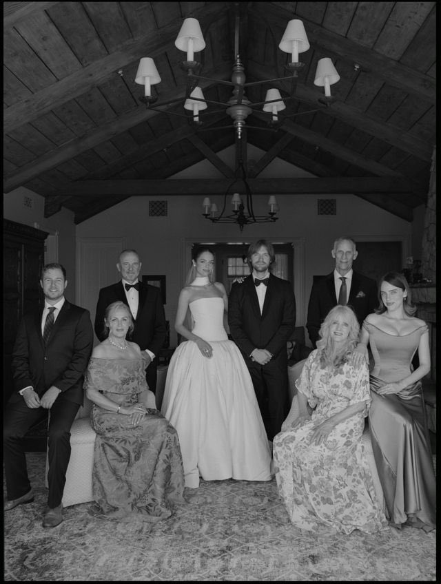 mrwaleed_d's tweet photo. More of Billie and her family at Finneas &amp; Claudia's wedding last weekend! 🤍 https://t.co/1KFfMJqoCv