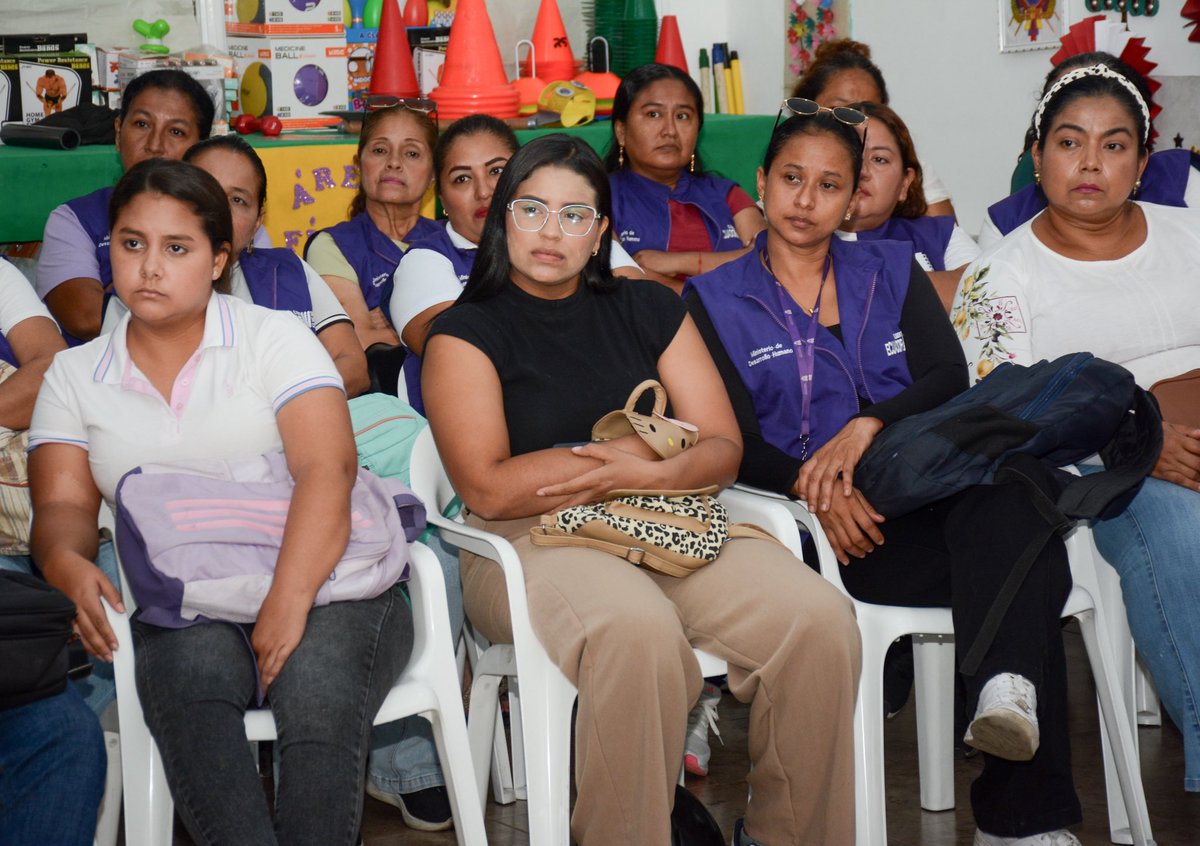 lorenaaranaluna's tweet photo. 📍#LosRíos | Fortalecemos la atención infantil. 👧🏻👦🏻💜

Equipos de Desarrollo Infantil del #MTDH participaron en una jornada para fortalecer conocimientos y mejorar la atención a niñas y niños.

🤝 Seguimos trabajando por su bienestar.

#MTDHEnTerritorio #GobiernoDelEcuador https://t.co/XGn61W80Pk