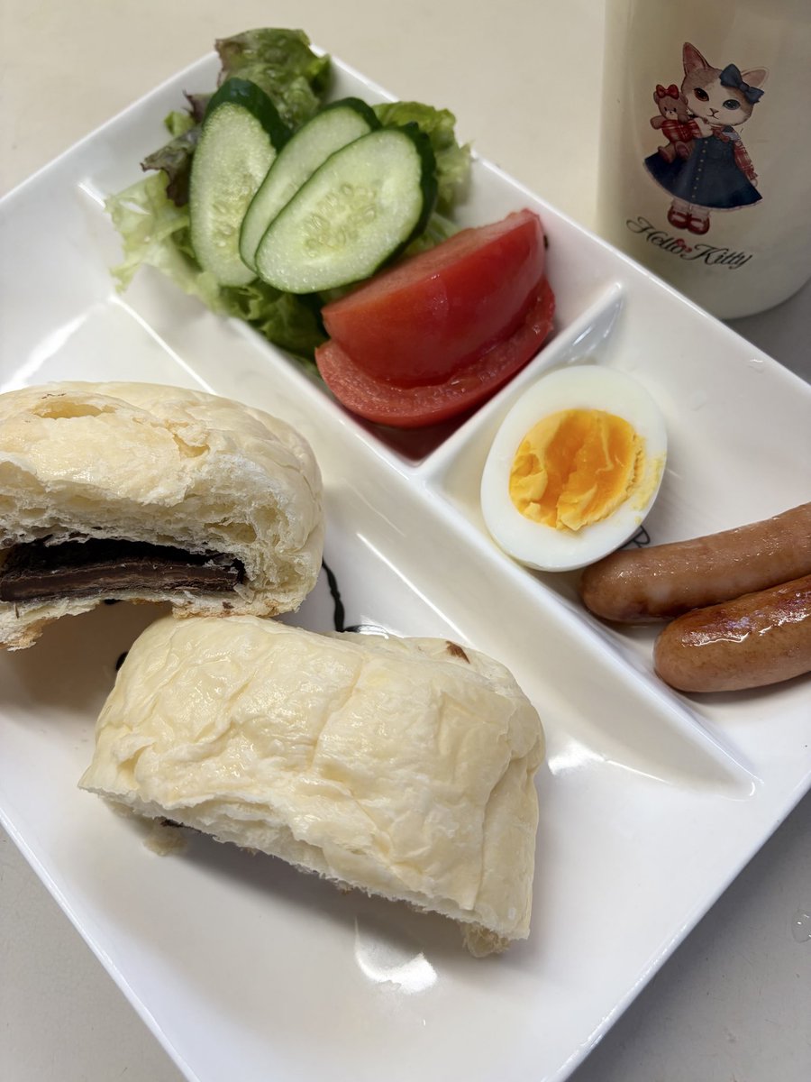 an_fleur_'s tweet photo. 🧸おは。
朝ごはんを食べたら、娘は英会話教室へ。
その間に母は買い出し。午後は娘のお友達と一緒にドバイチョコ作り✨
……と、昨晩急に決まった予定🤣
子どもって、急に予定を増やしてくるよねw
朝ごはん食べて、今日も楽しくいこう♡
くまくまな1日をʕ•ᴥ•ʔ https://t.co/TKS7eVsiYC